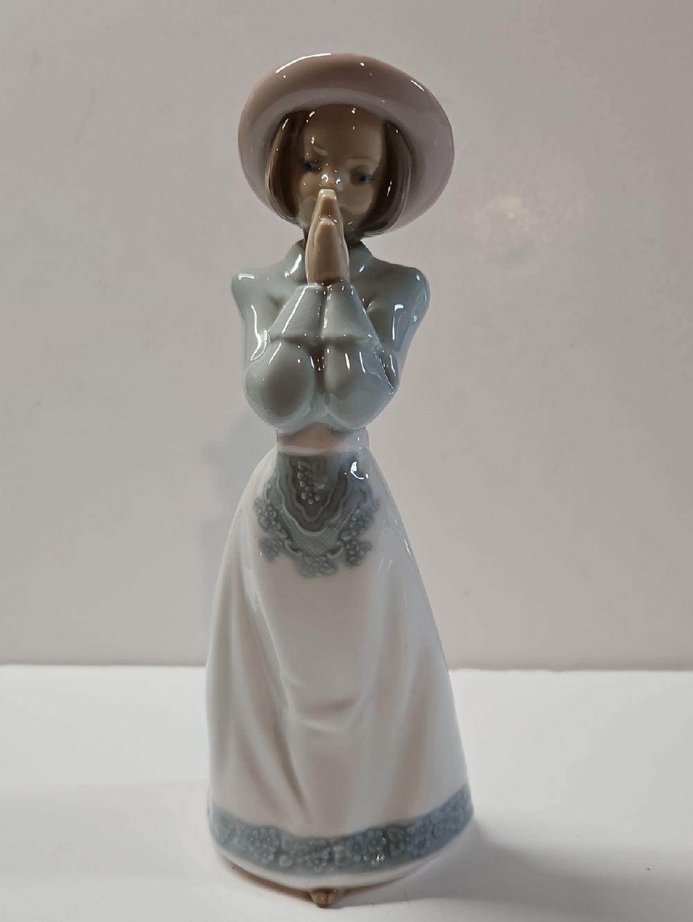 NAO LLADRO PLEASE, PLEASE GIRL PRAYING FIGURING. 1224